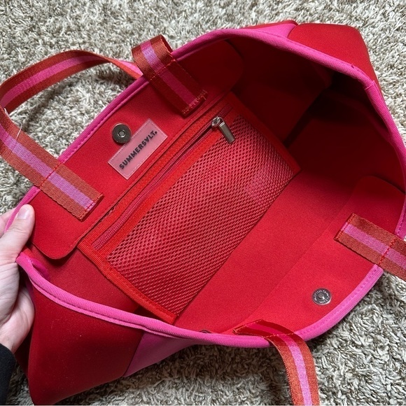 Summersalt x Fabfitfun Neoprene Beach Tote In Pink/Red - Picture 4 of 5